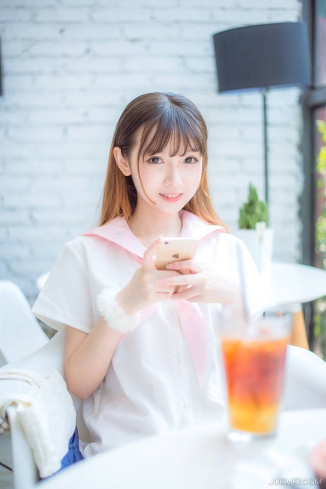 “如果夫君不小气的话，姐姐就真该担忧你的将来了。”大乔苦笑道，如果吕布真的一点反应都没有，那就证明，小乔在吕布眼里，依旧是个玩物，现在整个乔家都迁来了长安，仰吕布鼻息生存，如果他们姐妹失宠了，那对乔家来说，就是一个巨大的打击，就算吕布不去对付乔家，也不会再关照，那些嗅觉敏锐的政客们绝对不会放过这个打击乔家的机会。